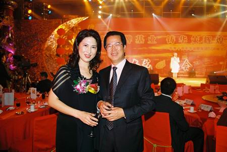 珠海市常務副市長冼文先生與美國華策公司董事長于愛娣女士在晚會現場 珠海市常務副市長冼文先生與美國華策公司董事長于愛娣女士在晚會現場